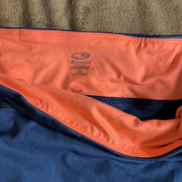 Workout outfit with matching skirt. Size xl. - Picture 8 of 9